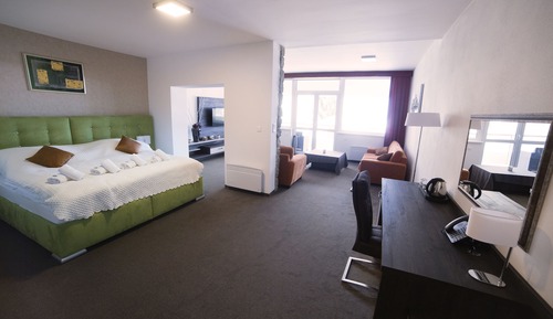 Suite, Lake View