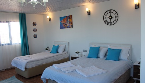 Economy Triple Room, 1 Bedroom, Non Smoking, Partial Sea View