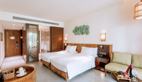 Deluxe Room, 2 Twin Beds, Pool View