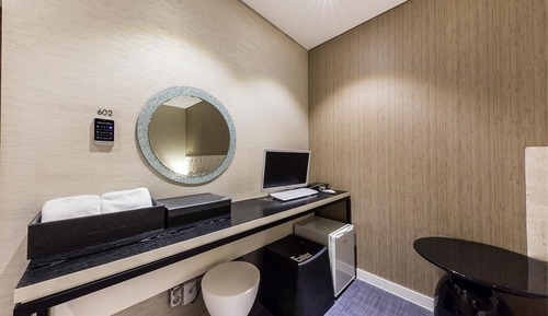 Deluxe Room, 1 Queen Bed, Smoking, Bathtub