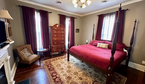 Classic Suite, 1 King Bed, Shared Bathroom