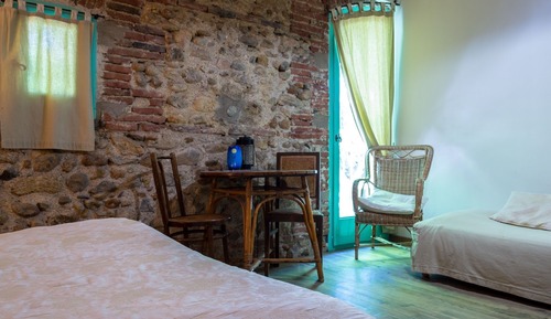 Comfort Triple Room, Private Bathroom, Garden View (La chambre verte)