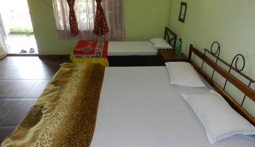Basic Triple Room, Multiple Beds, Smoking, Mountain View