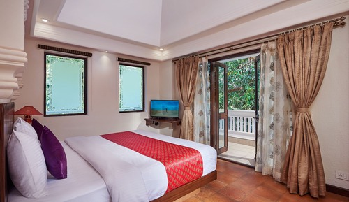 Grand Suite, 1 King Bed, Pool View, Corner