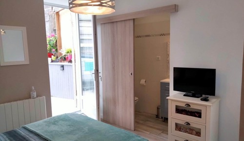 Classic Double Room Single Use, 1 Queen Bed, Private Bathroom