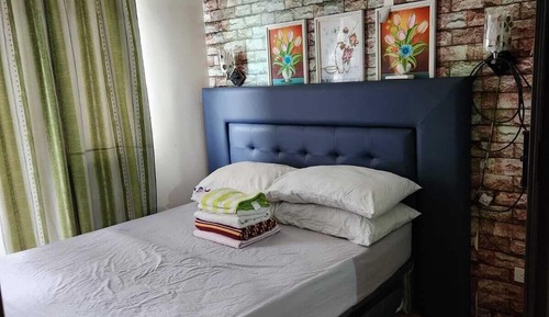 City Condo, 1 Queen Bed with Sofa bed
