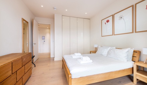 Chic 2 bed at Pear Place with balcony - PP08