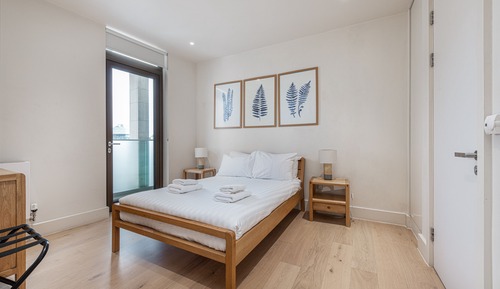 Chic 3 bed at Pear Place with balcony - PP06