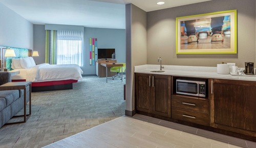 Studio, 1 King Bed, Refrigerator & Microwave (Wet Bar)