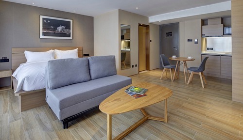 Deluxe Queen Suite