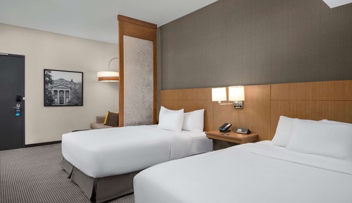 Room, Accessible (2 Queen beds w/ sofa bed, Tub)