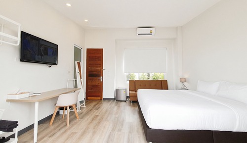 Deluxe Room, 1 King Bed, Garden View
