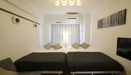 Quadruple Room White Monotone / WI