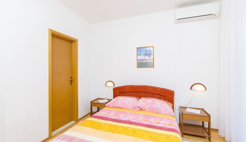 Room (S6)