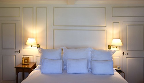 Charming White Room Boutique B&B