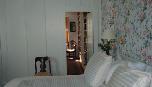 Charming Green Room Boutique B&B