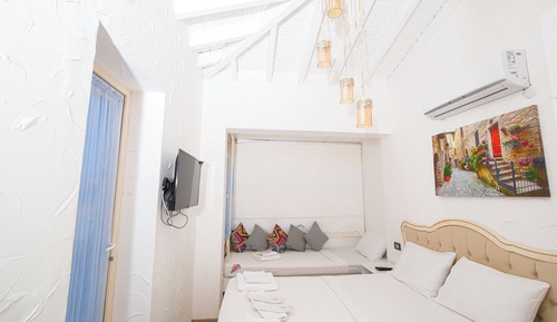 Triple Room, Pool View (Aquila)