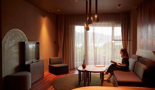 Deluxe Lakeview Suite