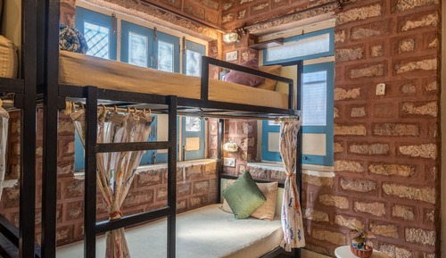 8 Bed Mixed AC Dorm
