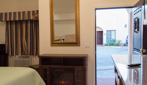 Deluxe Suite, 1 King Bed, Jetted Tub, Ground Floor (Spa)