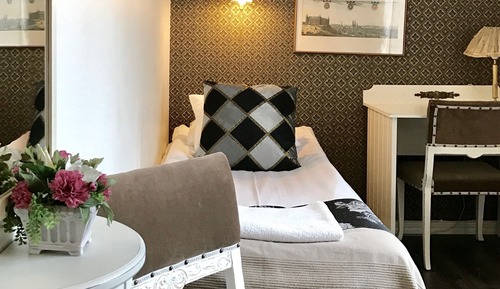 Single Room (Shared bathroom)