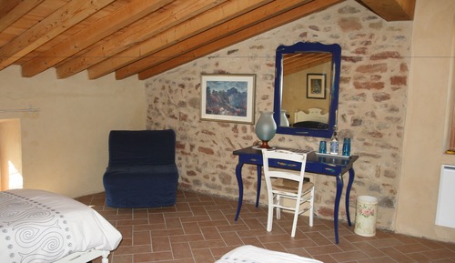 Twin Room, 2 Twin Beds, Shared Bathroom (Achillea)