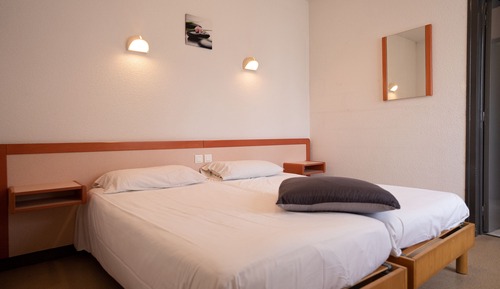 Room, 3 Bedrooms, 2 Bathrooms
