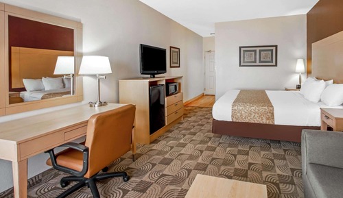 Suite, 1 King Bed, Accessible (Mobility Accessible)