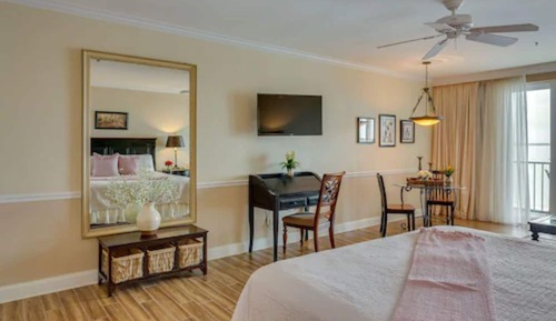 Room, 1 King Bed (River Suite 103)