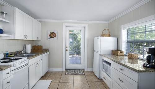 King Studio Cottage #1817 - No pets Allowed