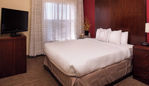 Suite, 1 King Bed with Sofa bed (Mobility/Hearing Access, Roll-In Shwr)
