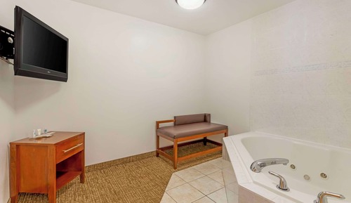 Business Suite, 1 King Bed with Sofa bed and Hot Tub, Non Smoking
