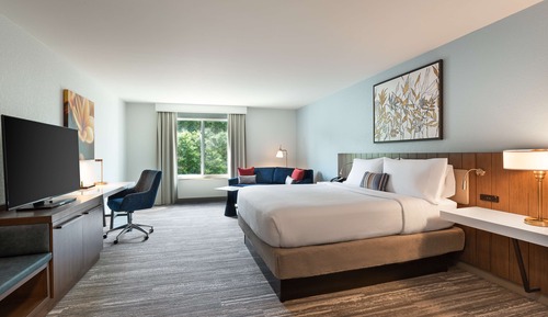 One King Bed, Corner