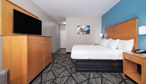 Room, 1 King Bed, Accessible, Non Smoking (Hearing, Mobility Bathtub w/Grab Bars)