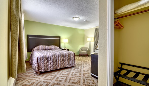 Lawn View Room 1 Queen Bed