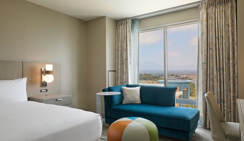 Room, 1 King Bed, Pool View (Mobility/Hearing Access, Roll-In Shwr)
