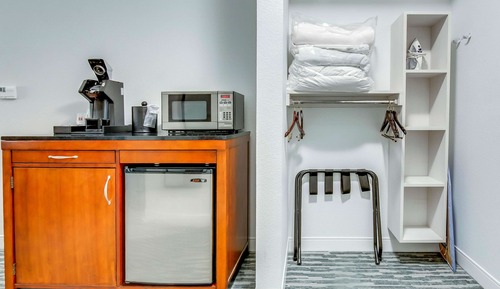 Deluxe Room, 1 King Bed with Sofa bed, Accessible, Bathtub (Mobility/Hearing)