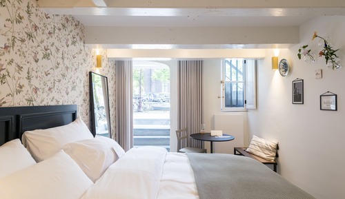 Luxury Double Room, 1 King Bed (front of building - Basement)