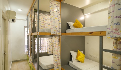 Deluxe 6 Beds AC Mixed Dorm