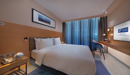 1 Queen Bed Senior Extra Floor Space