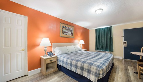 Room, 1 King Bed, Accessible, Smoking