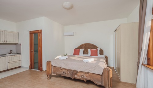 Economy Studio, Sea View