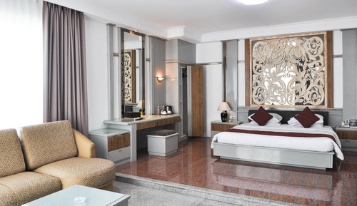 Royal Suite, Smoking