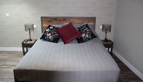 Standard Room, 1 Queen Bed, Non Smoking (Chambre Atelier)