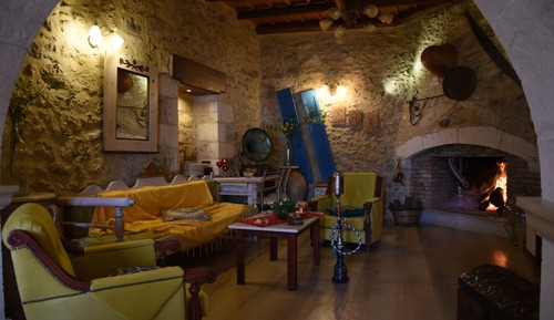 Villa, Hill View