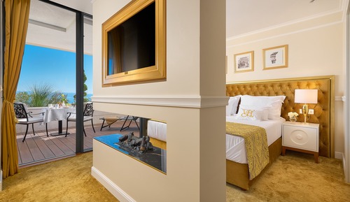 Deluxe suite (Sea front, Balcony, Jacuzzi)