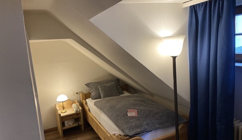 Basic Single Room, Private Bathroom (mit Dachschräge)
