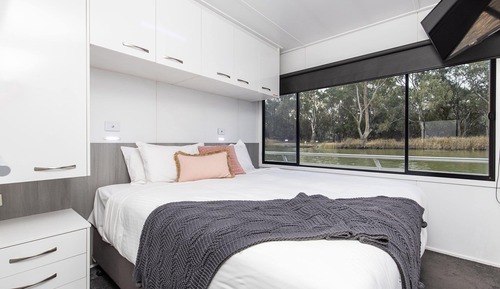 Extreme Indulgence (12 berth houseboat)