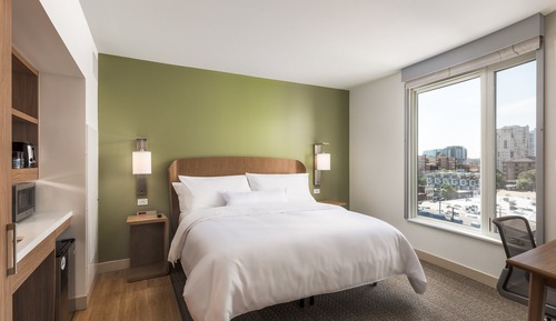Studio, 1 King Bed, Non Smoking (Mobility/Hearing Access, Roll-in Shwr)