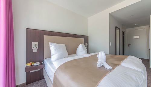 Standard Double Room, Partial Lake View